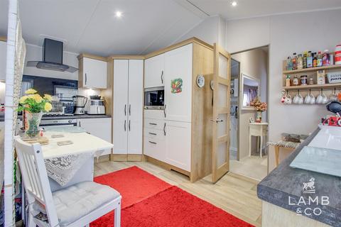 2 bedroom mobile home for sale, Leisure Glades Park, St Osyth CO16