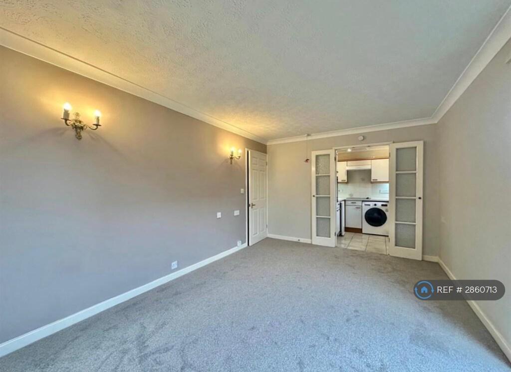 Lounge Thru To Kitchen