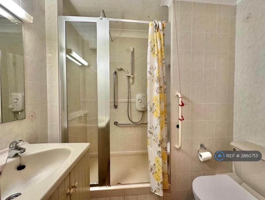 Large Shower With Seat &amp; Built In Vanity Basin