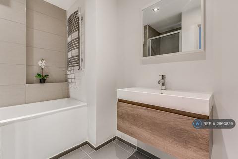 1 bedroom in a flat share to rent, Thornfield House, London, E14