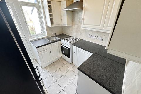 3 bedroom terraced house to rent, Hart Lane, Luton, Bedfordshire, LU2 0JG