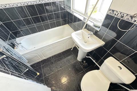 3 bedroom terraced house to rent, Hart Lane, Luton, Bedfordshire, LU2 0JG