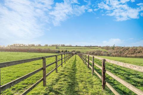 2 bedroom equestrian property to rent, London Road, Whitchurch, RG28