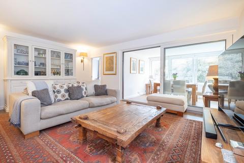 2 bedroom apartment to rent, Somerset Road London SW19