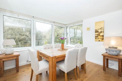 2 bedroom apartment to rent, Somerset Road London SW19