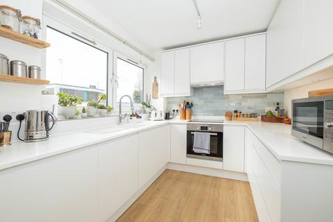2 bedroom apartment to rent, Somerset Road London SW19