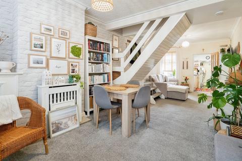 2 bedroom house to rent, Denmark Road, LEICESTER