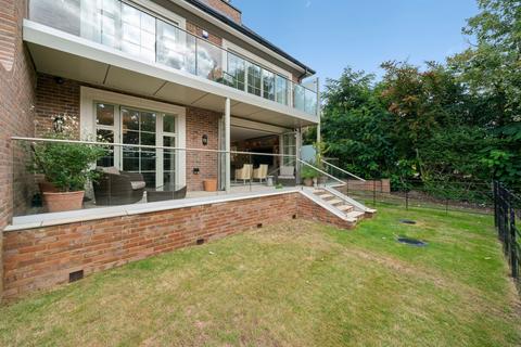 2 bedroom flat for sale, Leigh Court Close, Hurley House, KT11
