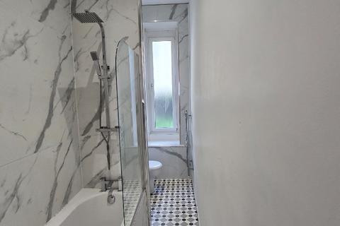 2 bedroom flat to rent, Finlay Drive, Dennistoun, Glasgow, G31