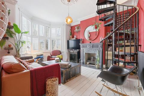 3 bedroom flat for sale, Lawton Road, London E10