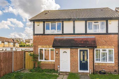 2 bedroom house to rent, Churchill Close, Feltham TW14