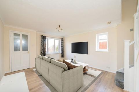2 bedroom house to rent, Churchill Close, Feltham TW14