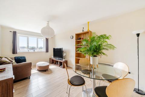 2 bedroom flat for sale, Woodlands Close, Guildford, GU1