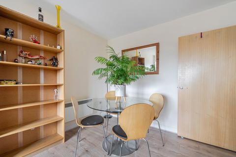 2 bedroom flat for sale, Woodlands Close, Guildford, GU1