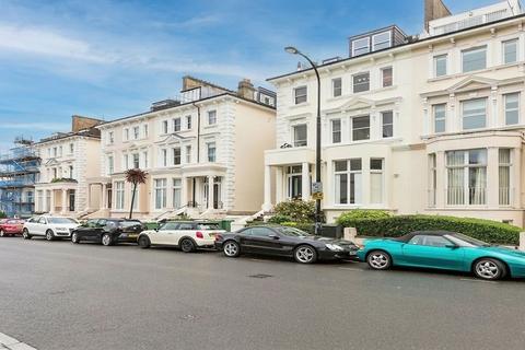 Studio to rent, Belsize Park Gardens, London NW3