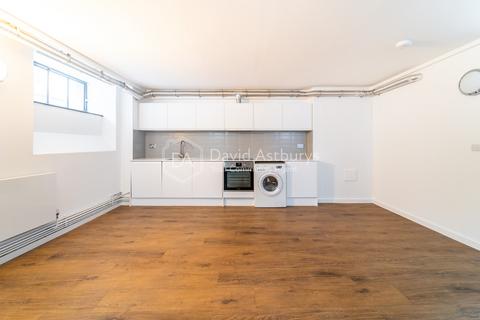 Studio to rent, Tyssen Street, Dalston, London