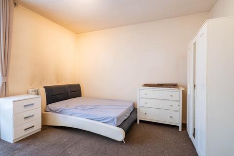 Studio to rent, Parrock Street, Gravesend, Kent, DA12 1EX