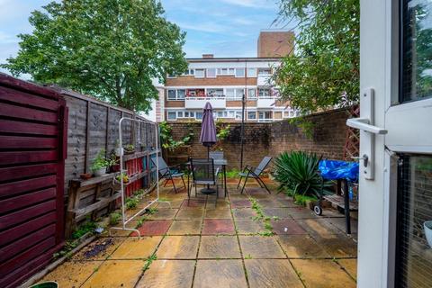 3 bedroom maisonette for sale, Pownall Road, London, E8