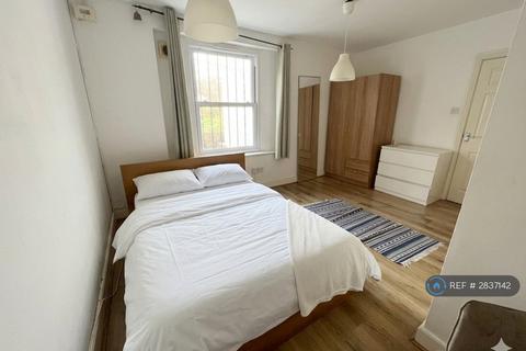 3 bedroom flat to rent, Graham Road, London, E8