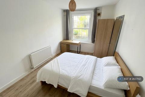 3 bedroom flat to rent, Graham Road, London, E8