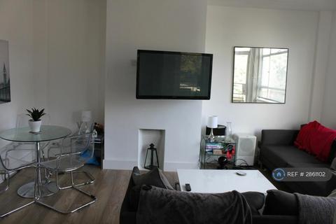 3 bedroom flat to rent, Thurleigh Court, London, SW12