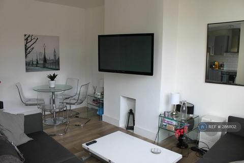 3 bedroom flat to rent, Thurleigh Court, London, SW12