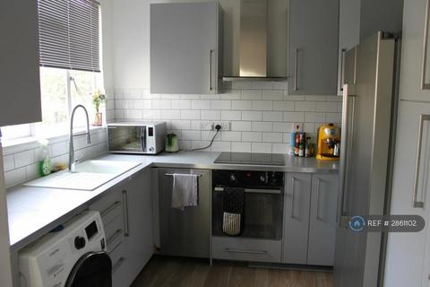 3 bedroom flat to rent, Thurleigh Court, London, SW12