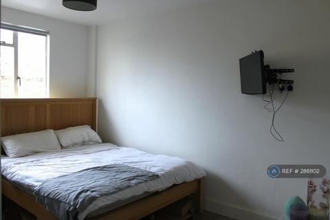 3 bedroom flat to rent, Thurleigh Court, London, SW12