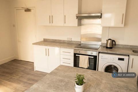 5 bedroom detached house to rent, Russel Street, Gloucester, GL1