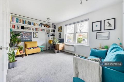 Studio to rent, North Chingford, London, E4