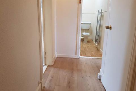 1 bedroom flat to rent, 22 3/2 Forest Park Road, ,