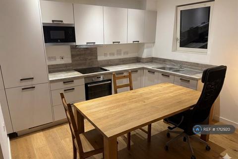 3 bedroom flat to rent, Blondin Way, London, SE16