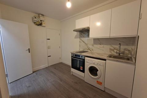 Studio to rent, Hampden Road, London, N8