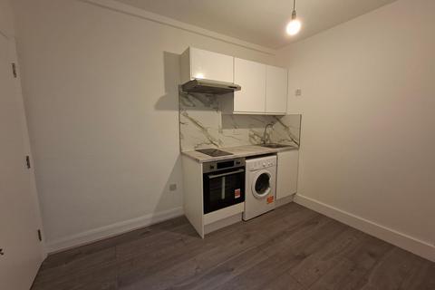 Studio to rent, Hampden Road, London, N8