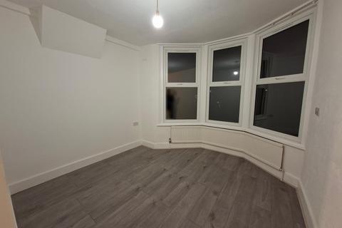 Studio to rent, Hampden Road, London, N8