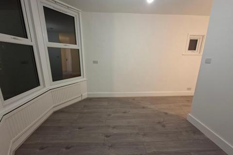 Studio to rent, Hampden Road, London, N8