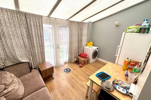 2 bedroom terraced house to rent, Singleton Road, Dagenham, RM9