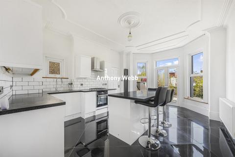 3 bedroom flat for sale, Belmont Avenue, London N13