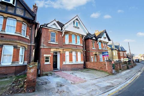 2 bedroom flat for sale, York Road, Guildford