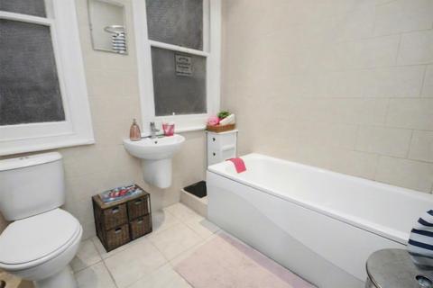 2 bedroom flat for sale, York Road, Guildford
