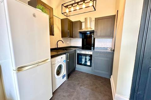 2 bedroom flat to rent, Onslow Drive, Dennistoun, Glasgow, G31