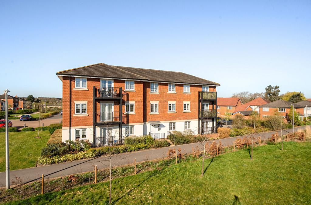 Nicholson Drive, Berkshire RG41 2 bed apartment for sale - £325,000