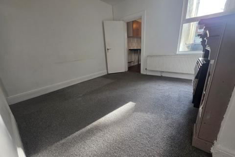 3 bedroom terraced house to rent, Hampton Road, Luton, Bedfordshire