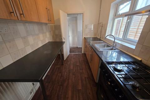 3 bedroom terraced house to rent, Hampton Road, Luton, Bedfordshire