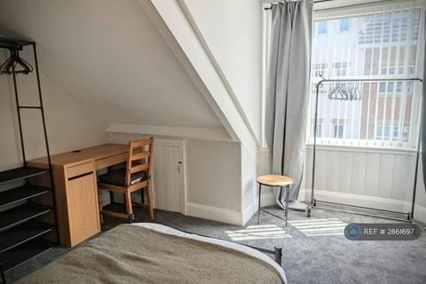 5 bedroom maisonette to rent, Eglesfield Road, South Shields, NE33