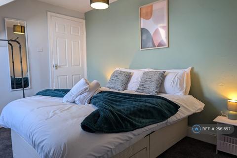 5 bedroom maisonette to rent, Eglesfield Road, South Shields, NE33