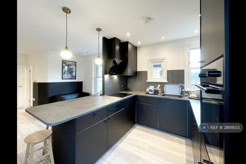 1 bedroom in a flat share to rent, Tooting Bec, London, SW17
