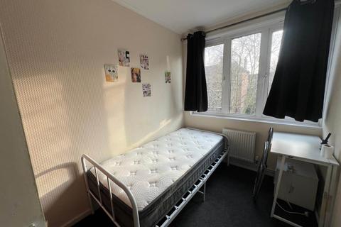 1 bedroom in a flat share to rent, Thessaly Road, London