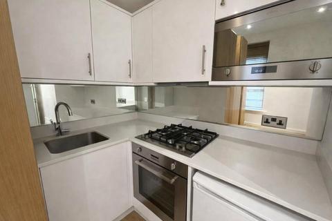 Studio to rent, Ballards Lane, London, N3