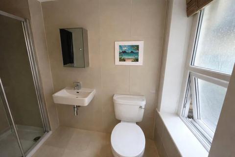 Studio to rent, Ballards Lane, London, N3